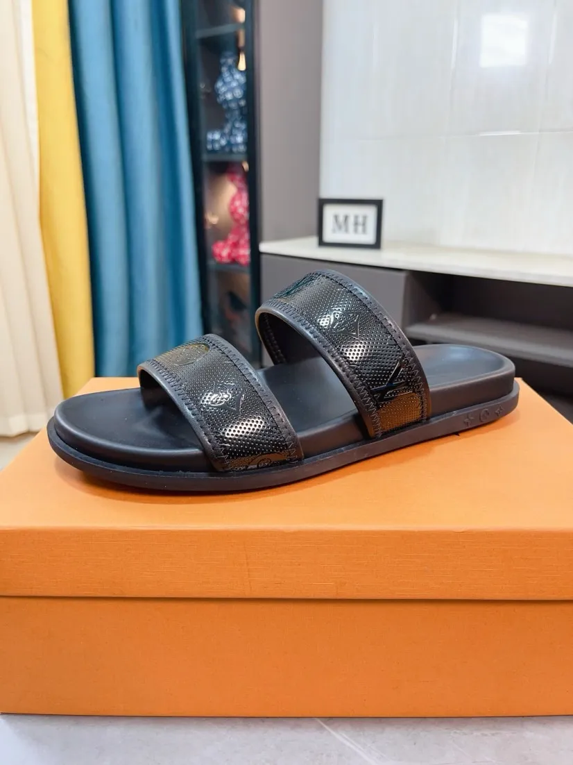 Ex-factory price 320🌹🌹 (lv-Louis Vuitton) new men's sandals, high-end boutique, exquisite embossed logo decoration on the upper, fine workmanship, super soft soles, casual, loose and comfortable, a must-have in summer! \nsize：38-44